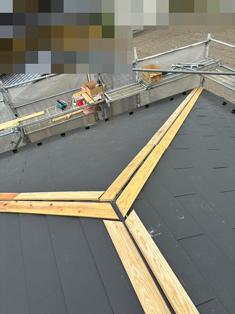 韮崎市　屋根葺き替え工事　棟板金　貫板　寄棟屋根
